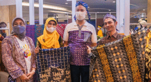 Memakai Batik Menghormati Warisan Budaya Sekaligus Memperkokoh Perekonomian Nasional item-thumbnail