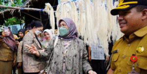 Kemenperin Angkat Potensi IKM Tekstil Serat Nanas item-thumbnail
