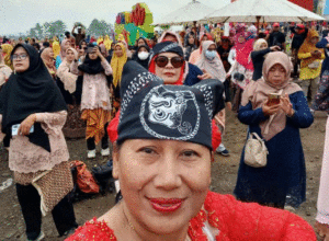 Bupati Banyumas Senam Bersama Ribuan Emak-emak Berkebaya item-thumbnail