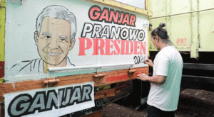 Komunitas Sopir Truk Indonesia Melukis Gambar Ganjar di Bak Truk, Presiden RI 2024 item-thumbnail