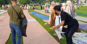 Indahnya Kebersamaan, Pemuda Katolik di Purworejo Turut Menjaga Keamanan Saat Umat Muslim Menjalankan Ibadah item-thumbnail