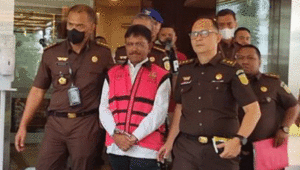 Politisi Nasdem Itu Menggunakan Rompi Tahanan Kejagung Digiring Memasuki Mobil Tahanan item-thumbnail