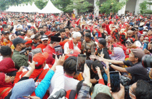 Lautan Manusia Mengarak Ganjar di Surabaya item-thumbnail