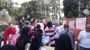 Rumah Rocky Gerung Digeruduk Massa Sambil Teriak “Tangkap Rocky Gerung…..” item-thumbnail